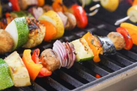 How to Grill Kabobs With Charcoal Grill Skewers