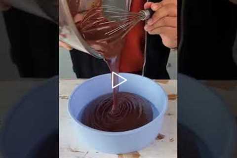 EGGLESS CHOCOLATE CAKE IN *JUST 6 MINUTES* | QUICKEST SOFTEST CAKE #shorts