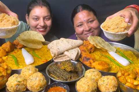 Eating 😋Vegetable Khichdi,Gobhi Pakoda,Aloo Bhorta,Matar Aloo,Roti,Bondi Raita,Halwa ll Foodie Gd