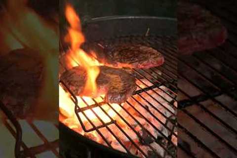 Does searing a steak seal in juices?