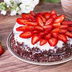 Top 2 Easy Ways to Decorate a Cake with Strawberries