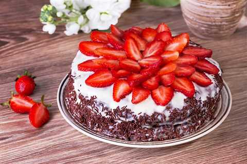 Top 2 Easy Ways to Decorate a Cake with Strawberries